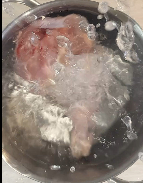 Курица варится на медленном огне. Снимаем пену для чистого бульона.