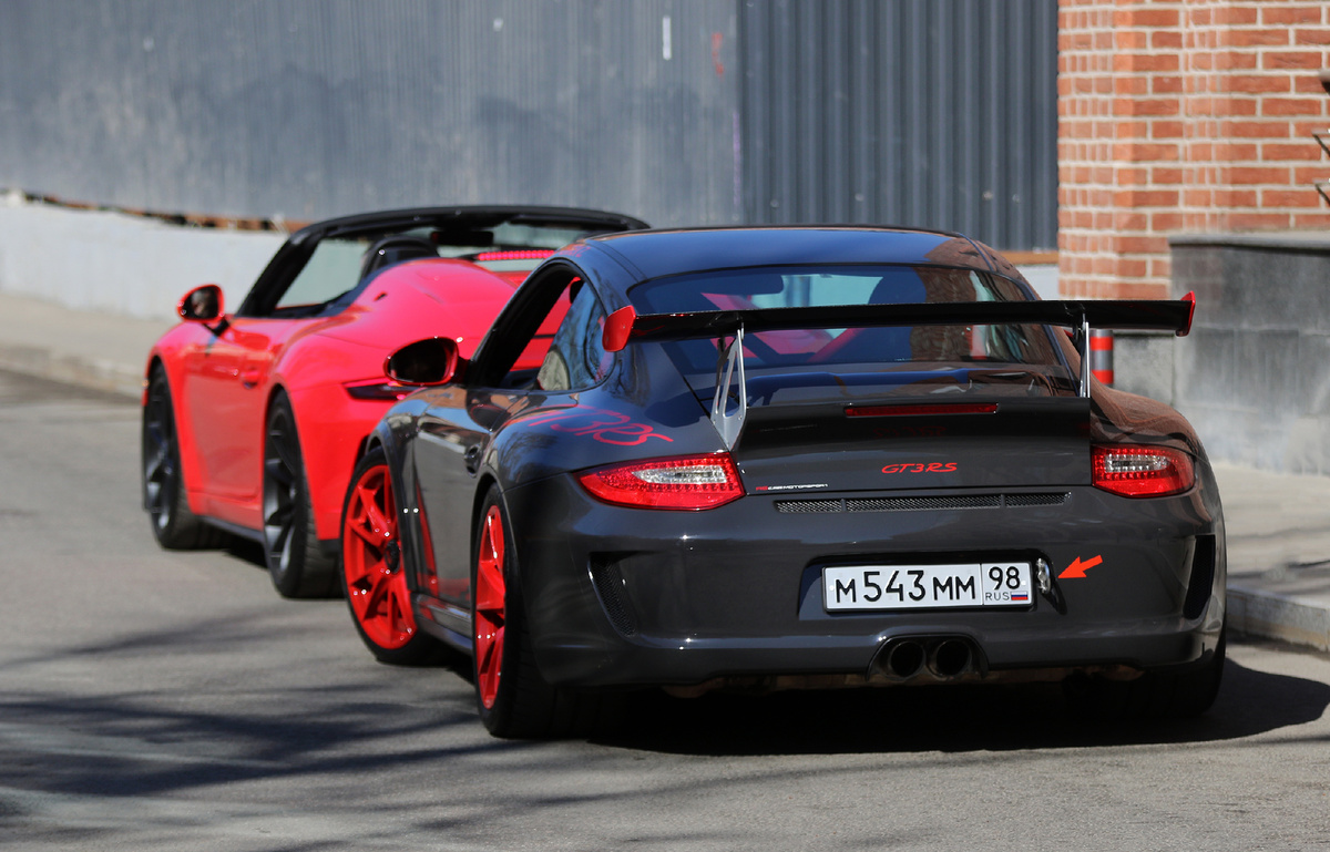парочка Porsche перед заездом на Красную розу