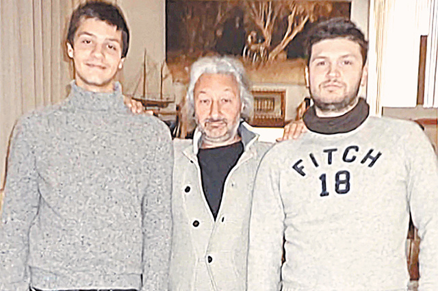    На старом семейном фото Стас Намин стоит между сыном Артёмом (слева) и пасынком Романом. Фото: соцсети