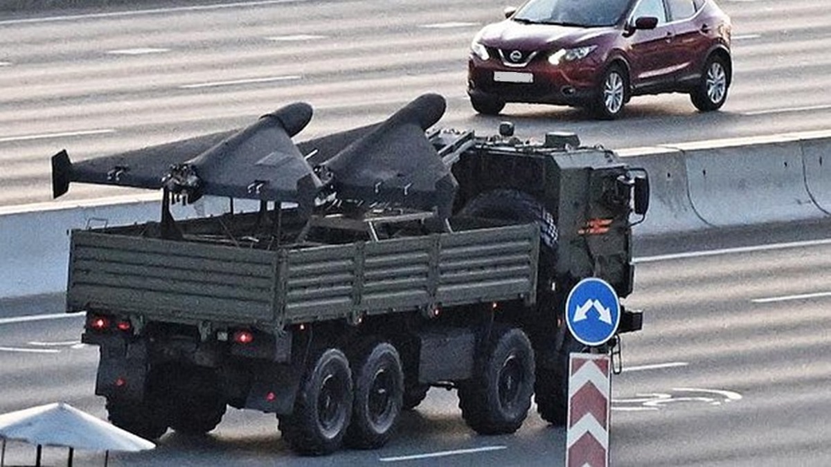 «Герань-2» (модификация иранского Shahed-136). Иллюстрация для статьи "«Герань»Новая «Герань» не камикадзе: теперь это дрон-охотник за радарами ПВО. Как это работает?".