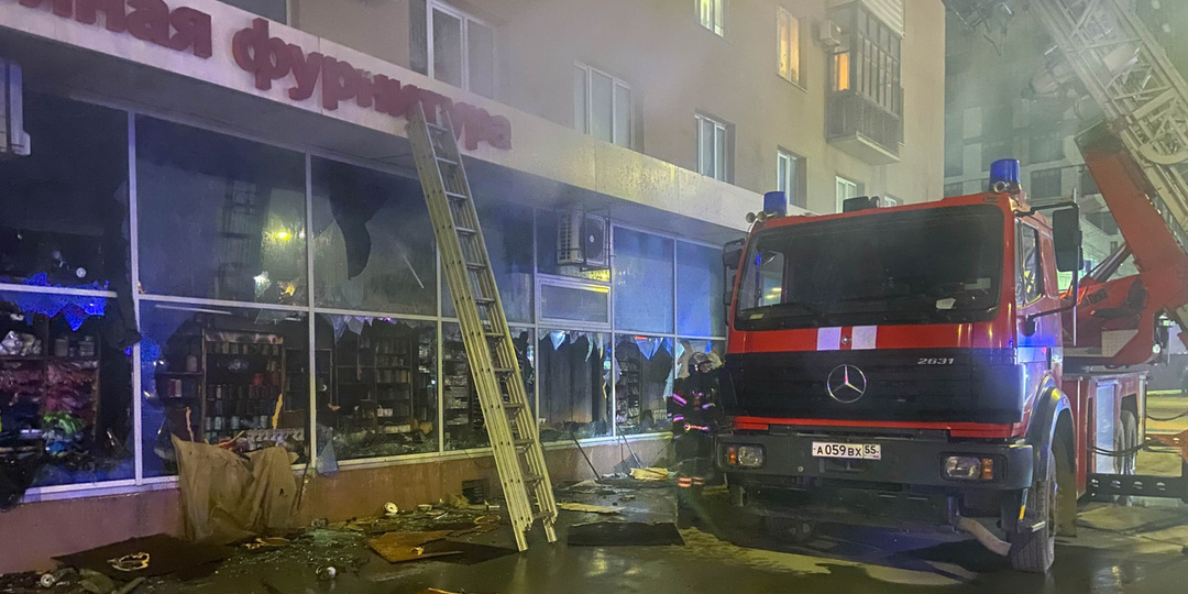 Сгорело все: в Омске назвали возможную причину пожара в культовом магазине тканей