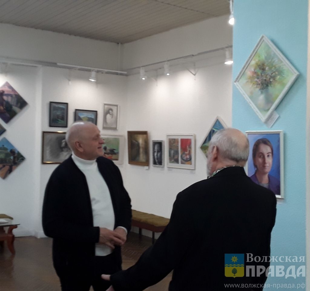     Рисуют все: в Волжском открылась выставка династии Коваль
