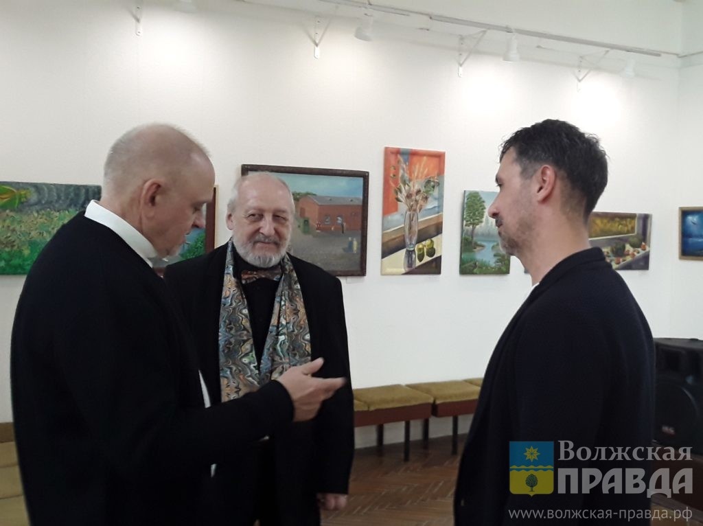     Рисуют все: в Волжском открылась выставка династии Коваль
