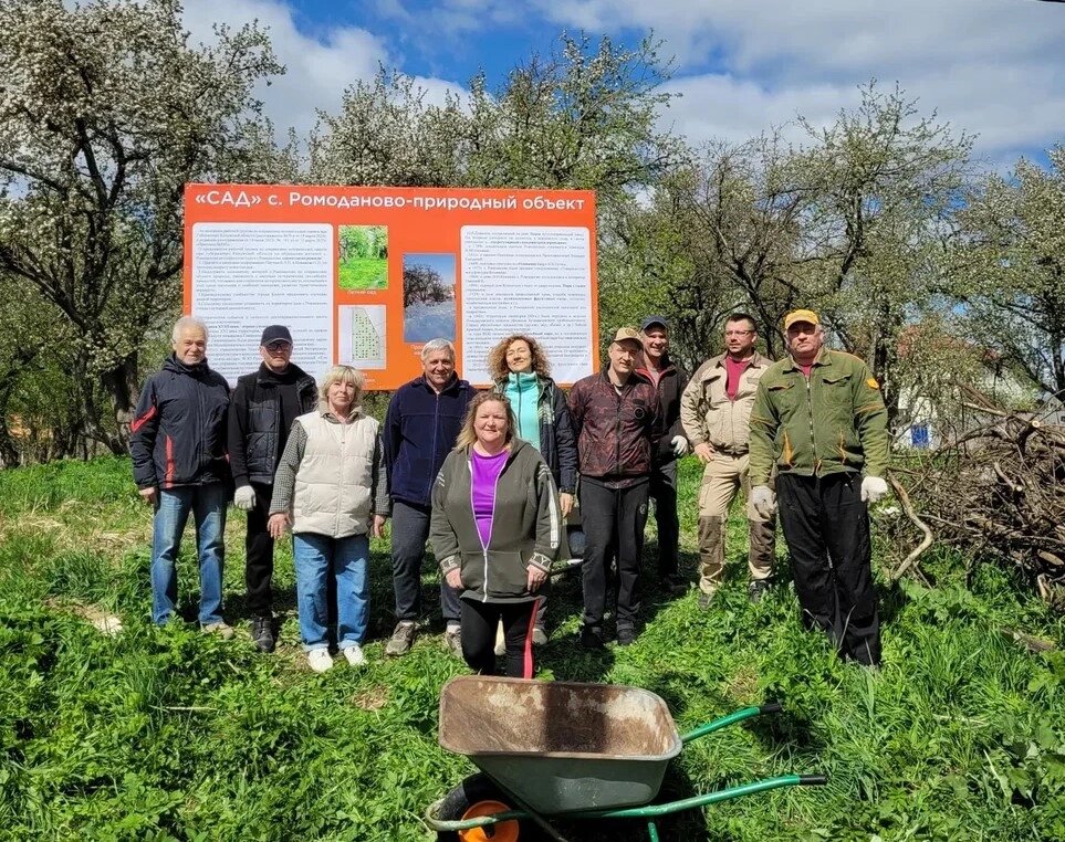    Активисты установили информационный стенд. Фото: АиФ-Калуга/ Виктор Комиссаров