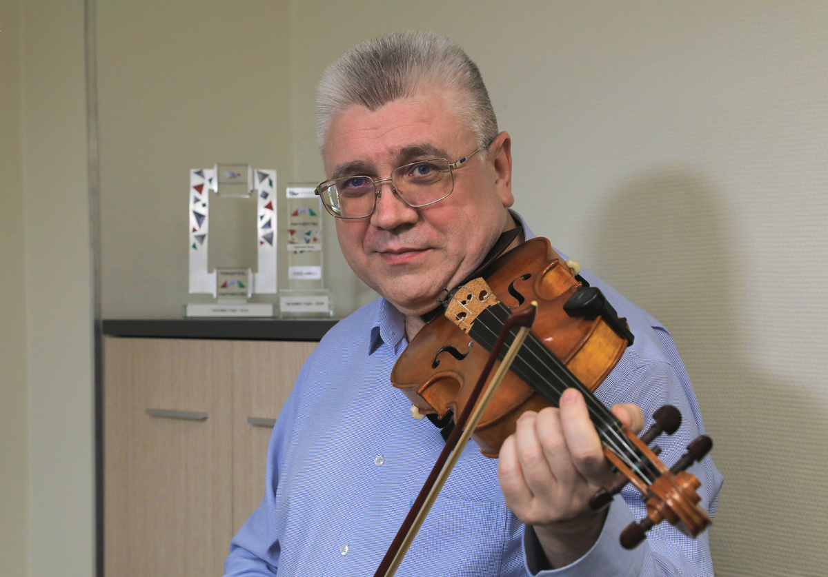 Для Игоря Кириченко нет лучшего отдыха, чем игра на скрипке. Фото: Валерий Воронов / «Медиацентр»