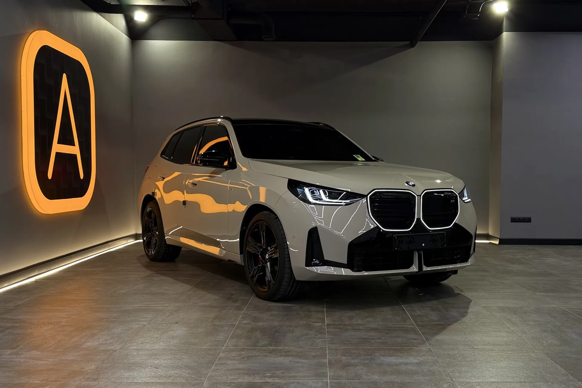 Новый BMW  в салоне московского дилера