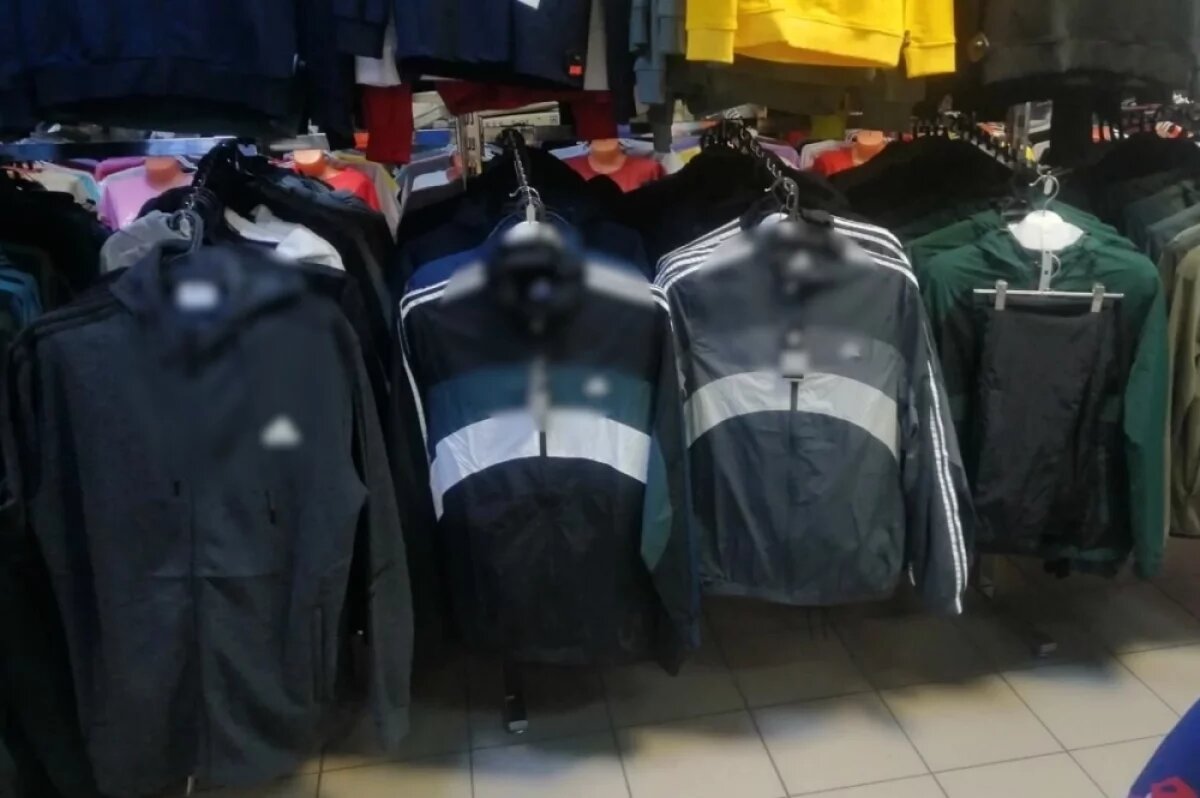    В Озерске торговали поддельной одеждой с логотипами известного бренда