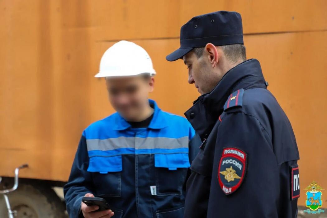 Полиция пресекла незаконную трудовую деятельность мигрантов на стройках в Пскове
Фото: пресс-служба УМВД России по Псковской области