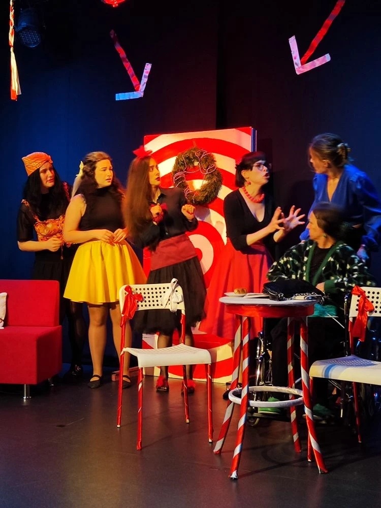 Сцена из спектакля " Восемь любящих женщин" . Фото автора. 