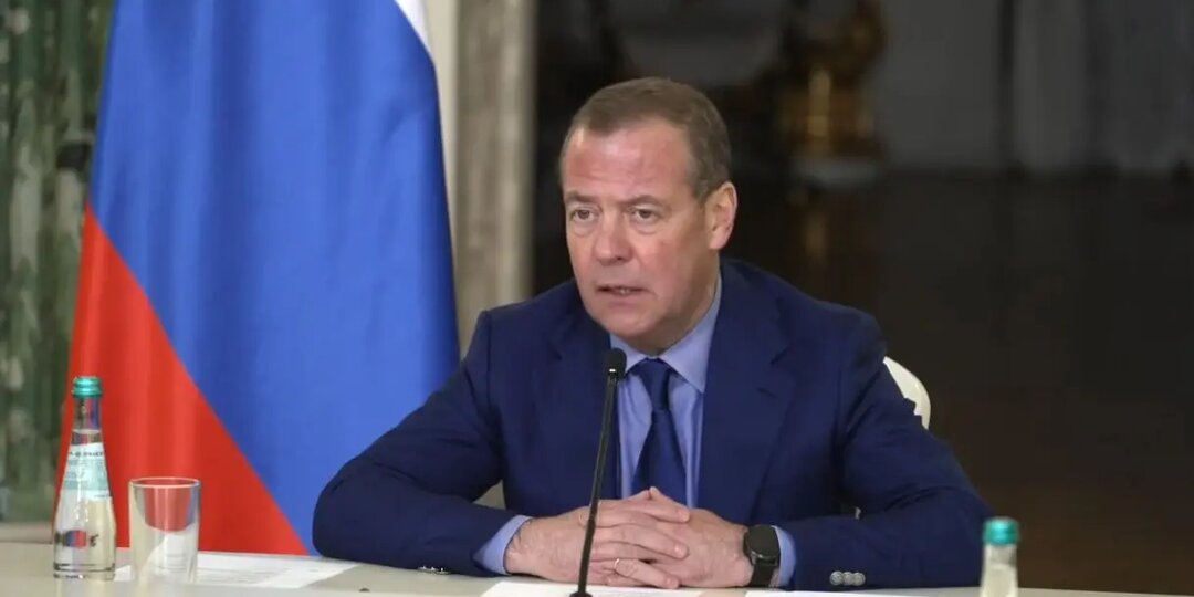 Медведев назвал «чистым эпатажем» заявления Трампа о выходе США из НАТО