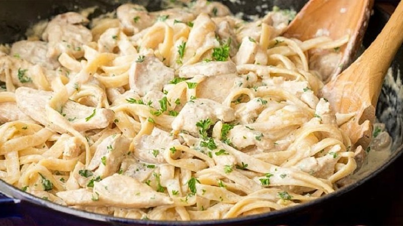 Паста со сливками, грибами и курицей: как создать ресторанное блюдо на своей кухне