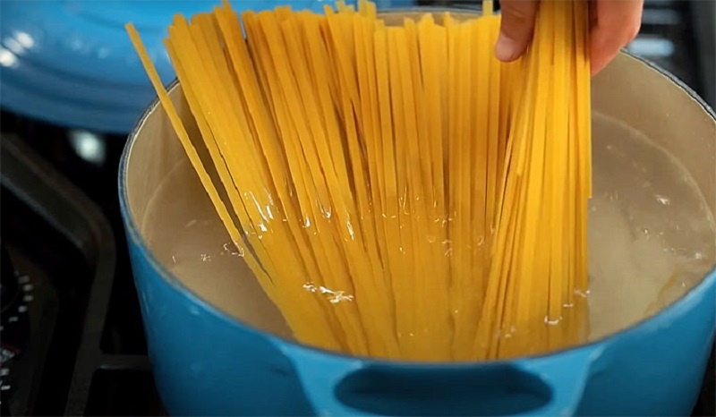 Паста со сливками, грибами и курицей: как создать ресторанное блюдо на своей кухне