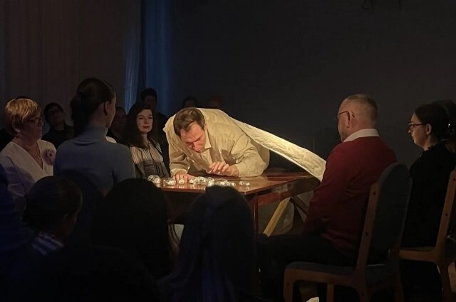    Вместо сцены актёр играет на столе. Фото: omsk.aif.ru// Александра Левашова