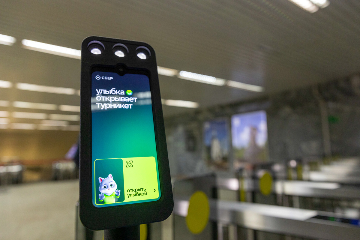 Горожане не могут оплатить покупки по безналичному расчету.  Фото: ФедералПресс / Иван Кабанов