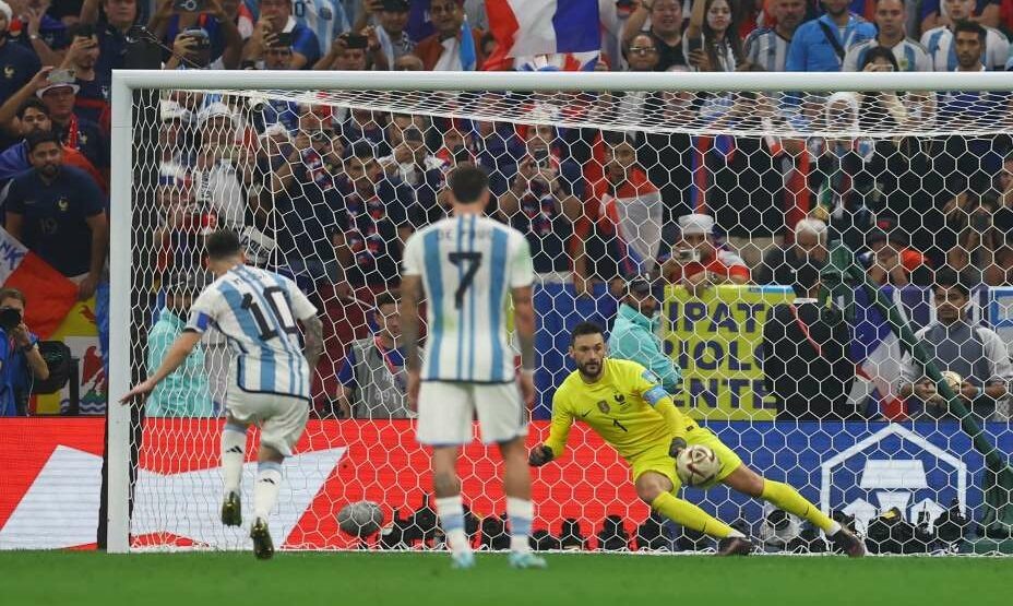   Аргентинец Месси забивает пенальти в финале ЧМ-2022 в ворота Франции. Фото: Reuters