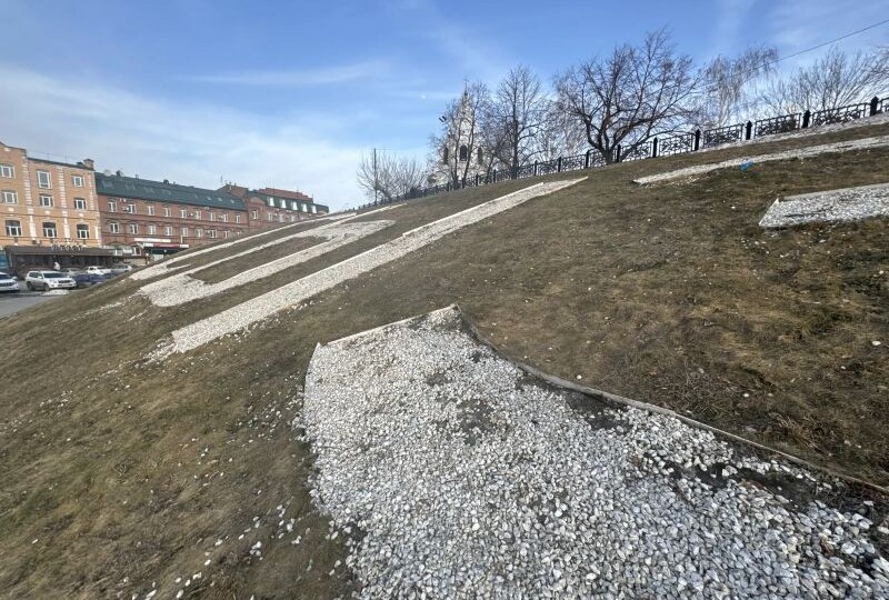 Надпись «Сызрань» на склоне кремля становится прозрачной - раньше её было видно даже из космоса