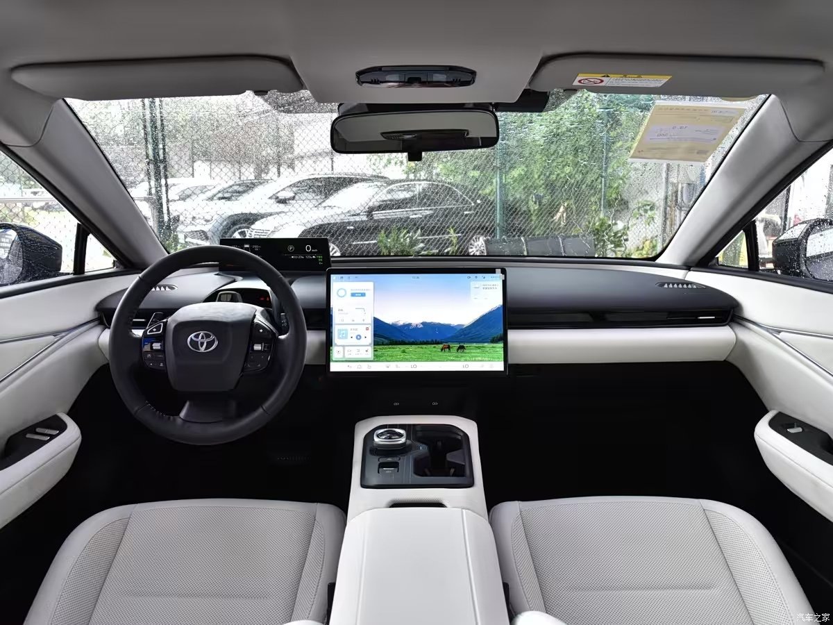    Внутри предусматривается мультимедиа с 15,6-дюймовым сенсорным экраном и стереосистемой с десятью колонками