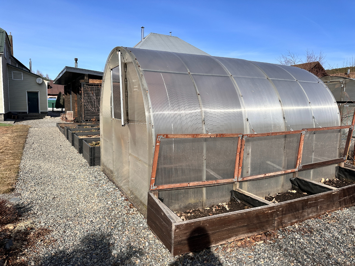 Нашей теплице уже много-много лет... 