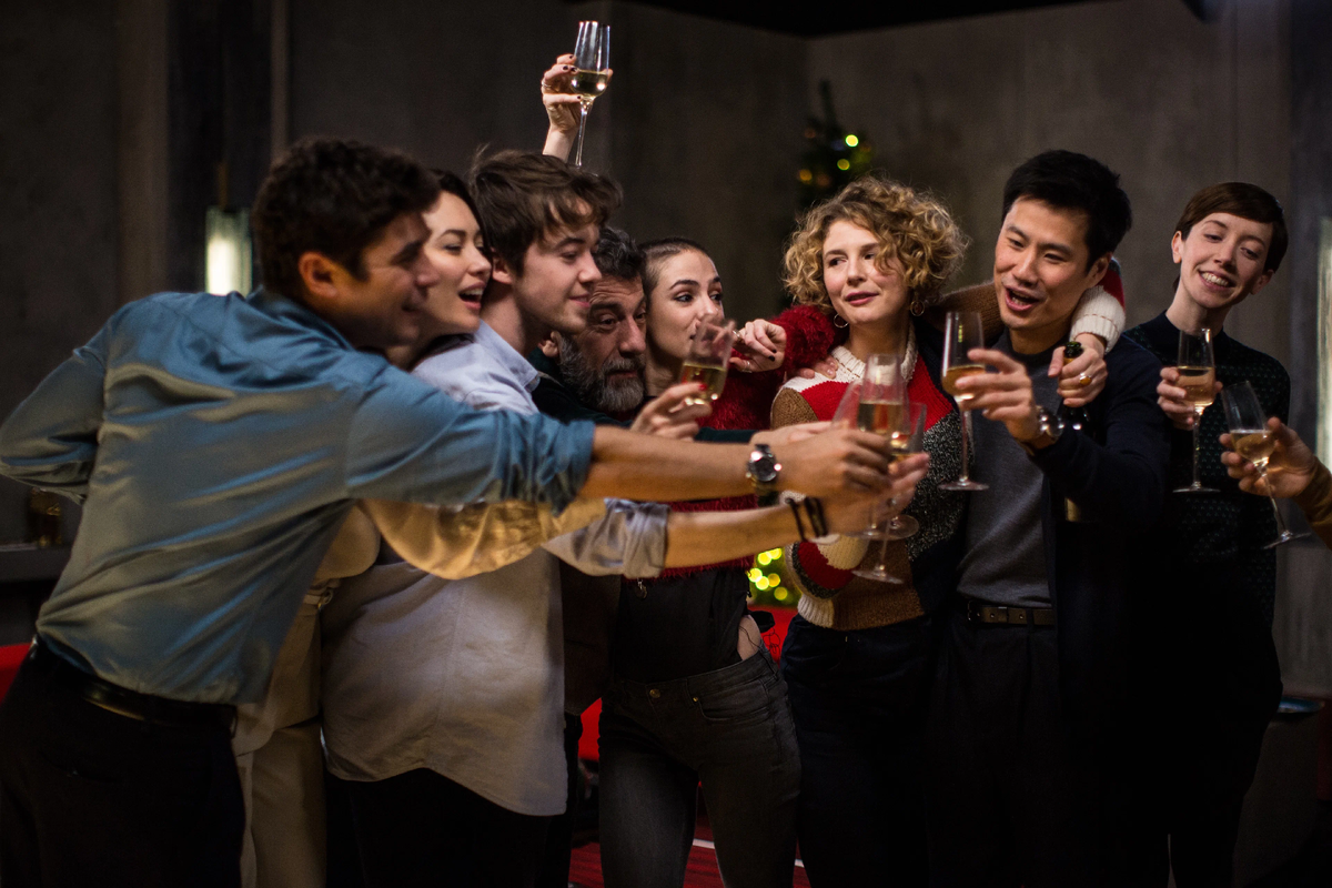 Рождественская вечеринка переводчиков – одна из самых милых и тёплых сцен фильма.