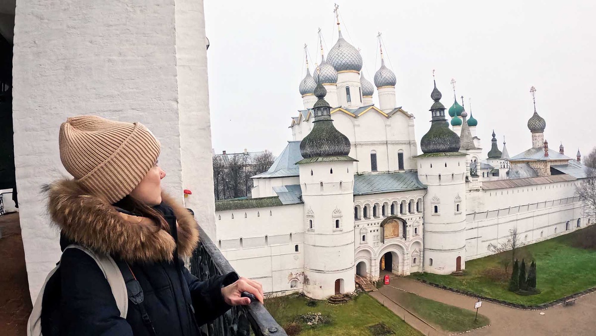 Сначала я хотела сделать классический обзор главных достопримечательсностей Ростова Великого, но в итоге получился рассказ о масштабном восстановлении и преображении города. Каждый раз приезжая сюда я вижу, как благоустраиваются улицы, реставрируются церкви и купеческие дома, появляются новые городские пространства и заведения