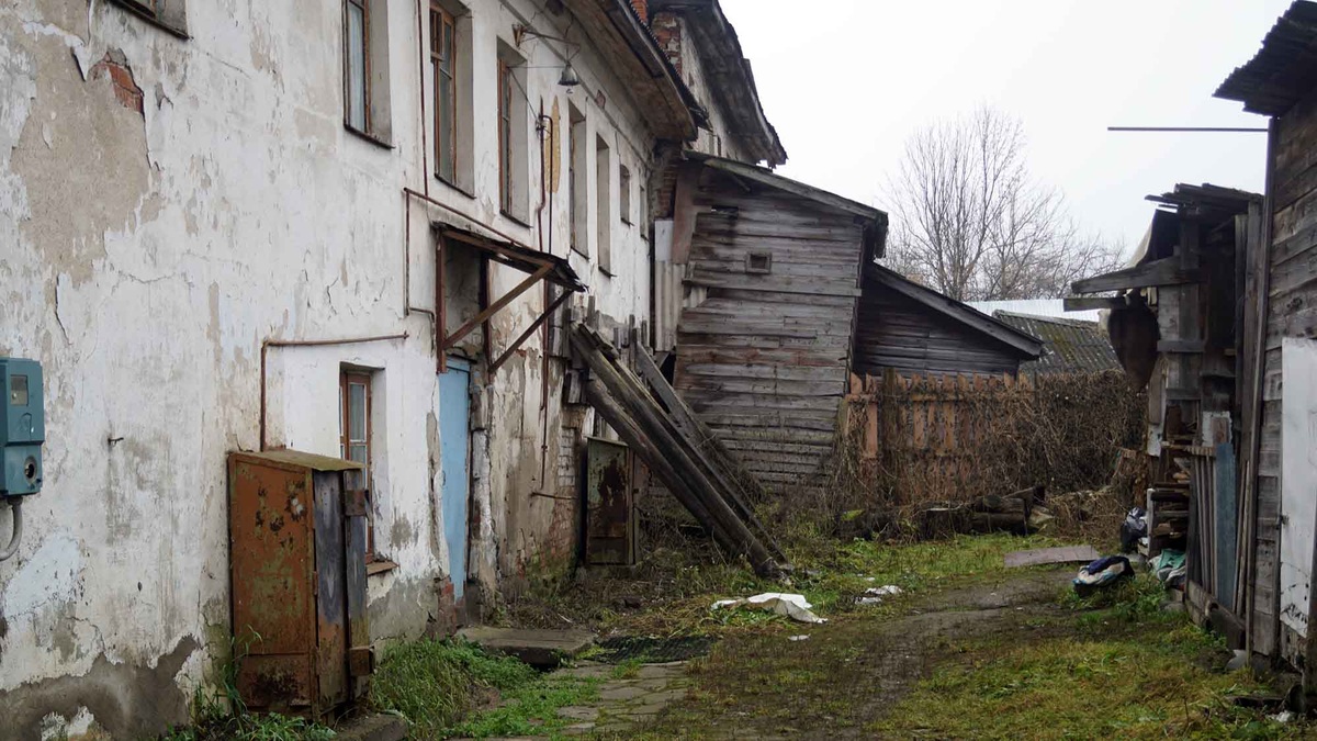 Это дом купца Орлова, построенный в середине XIX века неподалеку от Ростовского кремля. После революции его национализировали, квартиры раздали людям. Новые собственники за зданием не ухаживали, и теперь оно выглядит так. Листайте галерею, чтобы увидеть еще фото 