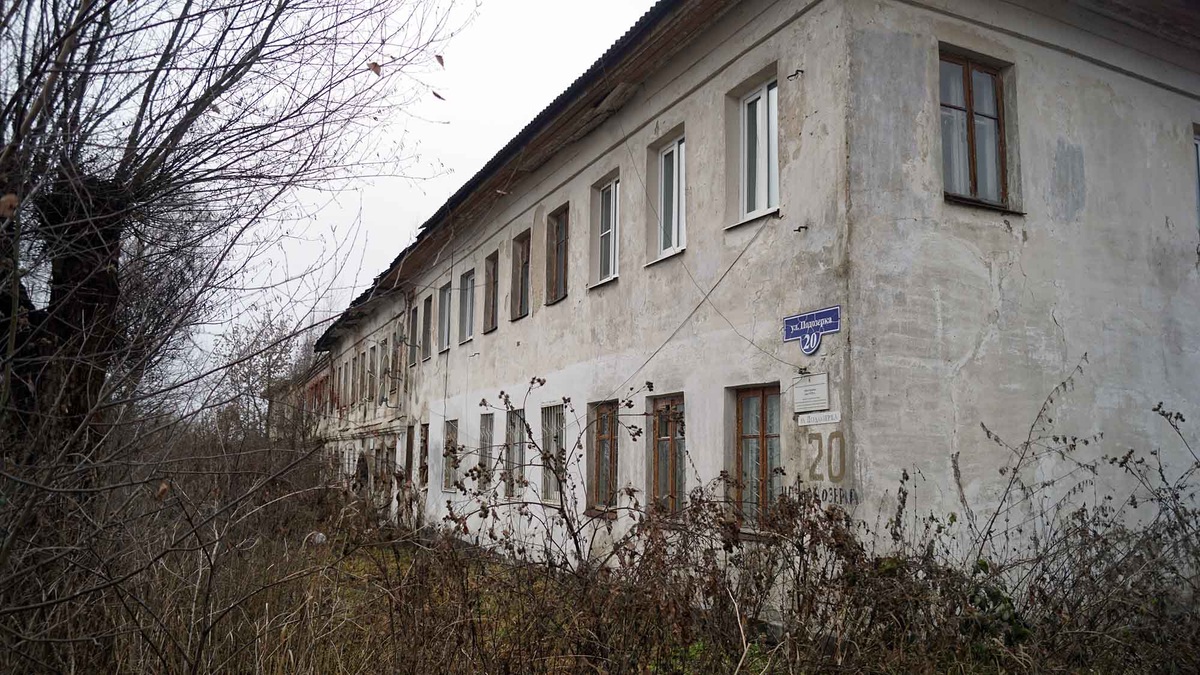 Рядом с домом Орлова стоят дома купцов Голубкова и Скатерникова. Все они были отобраны и доведены до аварийного состояния и в итоге брошены