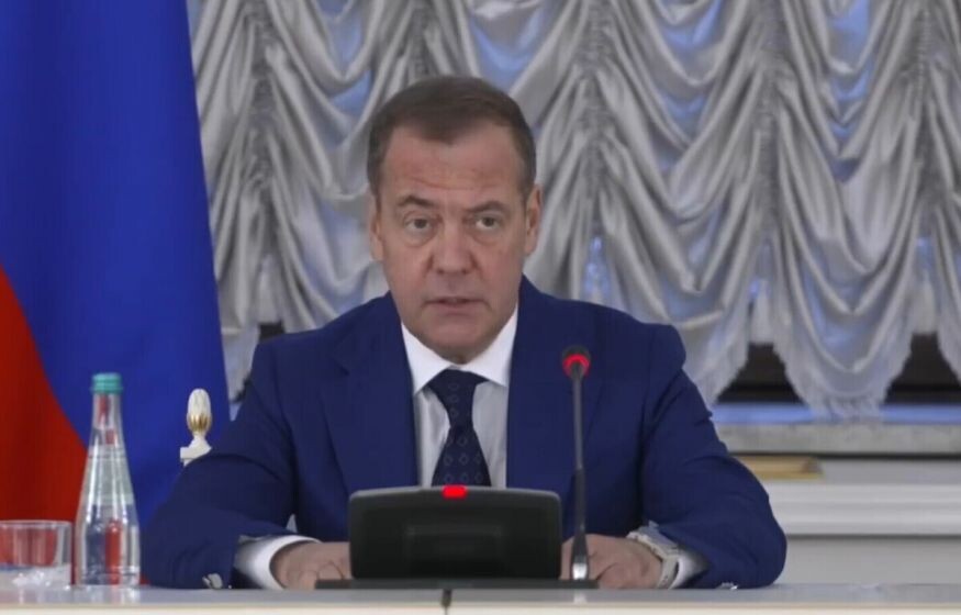    Медведев поставил точку для Пашиняна и Зеленского: «На двух стульях больше не усидеть»
