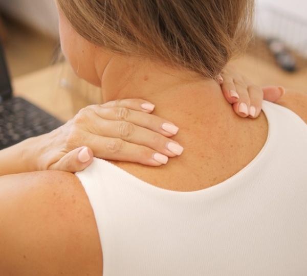 Горб на шее: можно ли избавиться от некрасивого бугра на задней поверхности шеи