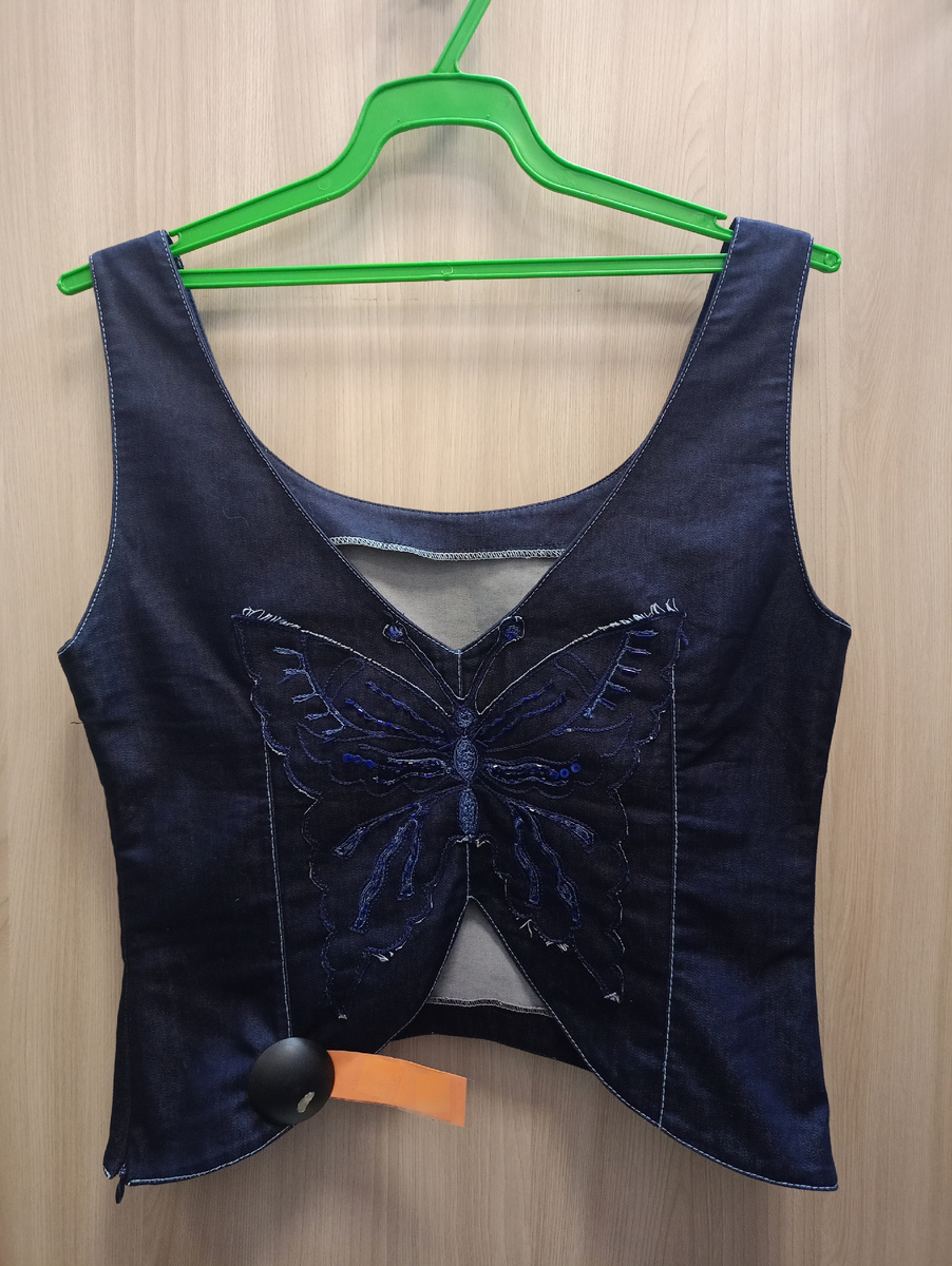 ... расшитая пайетками и стеклярусом бабочка. Ну очень стильная вещица