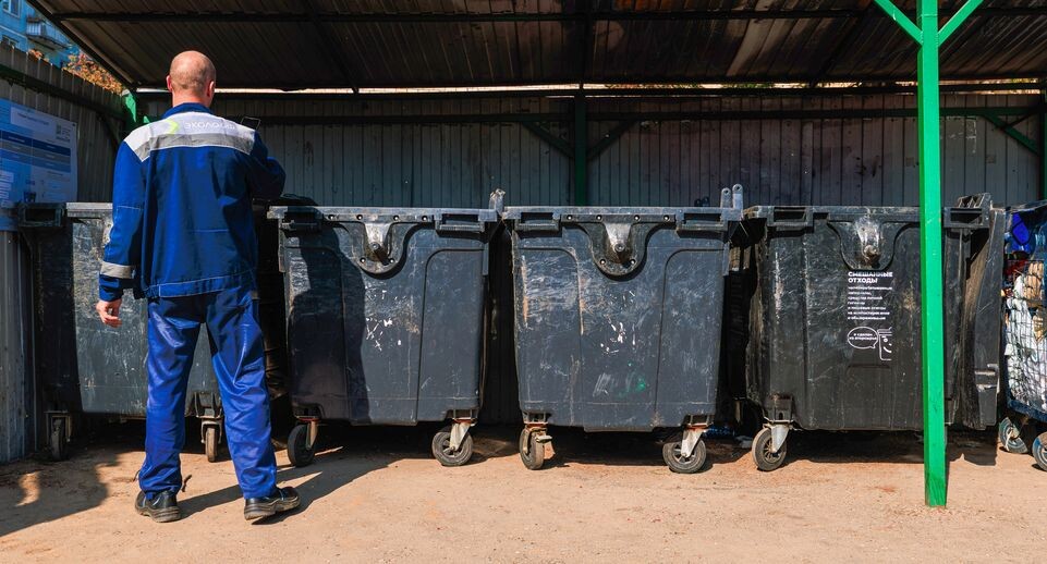    Работа мусоровоза при вывозе ТКО в Рузском округе / Медиасток.рф