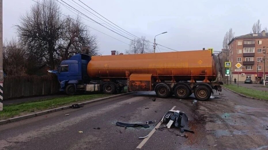 В Воронежской области пьяный водитель стал виновником смертельного ДТП с Infiniti и бензовозом