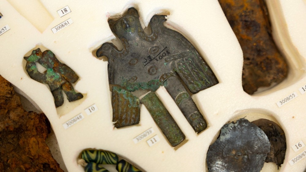    В Сургутском районе готовят привезенные артефакты к экспонированию