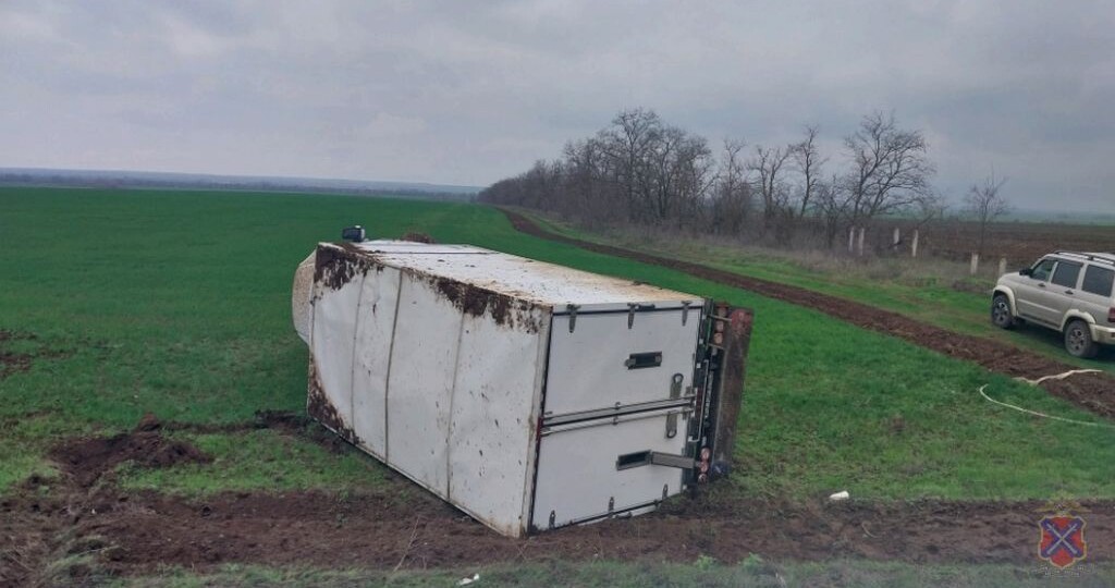 В Волгоградской области водитель опрокинувшейся «Газели» попал в больницу