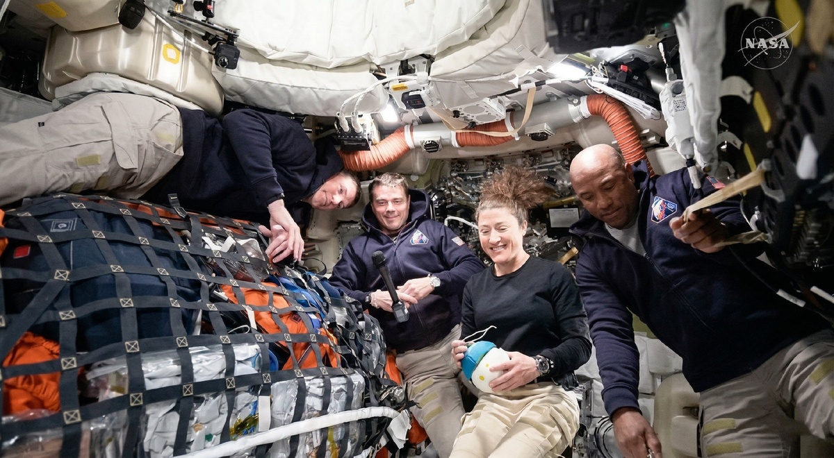 Момент из миссии "Артемис II"