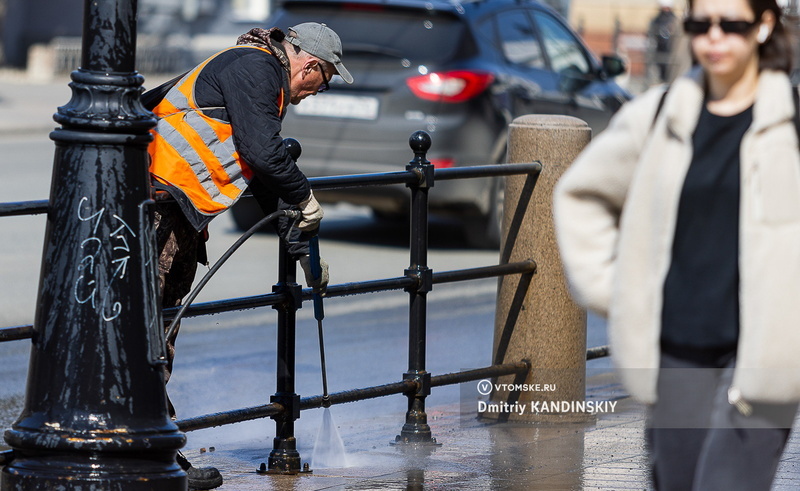 Тротуары начали мыть в центре Томска после зимы