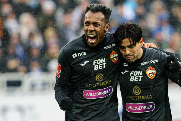 Игроки ПФК ЦСКА Мойзес (слева) и Виктор Давила в матче 1/2 финала кубка России (путь РПЛ) по футболу сезона 2023/2024 между ФК «Балтика» (Калининград) и ПФК ЦСКА (Москва), 3 апреля 2024 года / Михаил Голенков/РИА Новости   📷