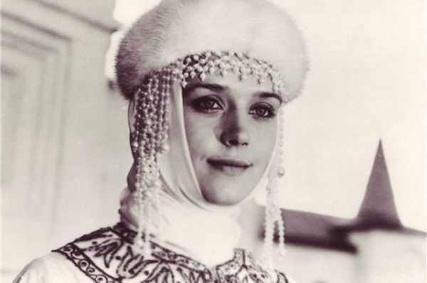 Музыкальный фильм «Осенние колокола» 1978 года, в основу которого легла «Сказка о мертвой царевне и семи богатырях» Пушкина. Алферова сыграла в этом фильме царицу