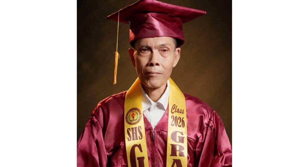 Фото: https://asianews.network/senior-finishes-senior-high-filipino-grandfather-segundo-70-inspires-netizens/
