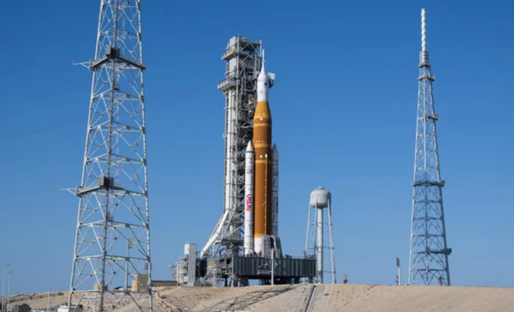 Вид сверхтяжёлой ракеты‑носителя в момент запуска миссии «Артемида‑2» — первый пилотируемый старт к Луне за более чем полвека