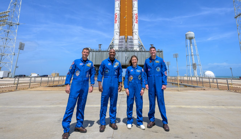 Команда из четырёх астронавтов перед стартом — три американца и один канадец