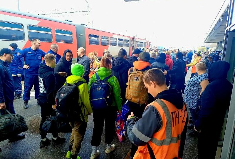 Более 300 пассажиров поезда, переживших крушение, будут пересажены на резервный состав