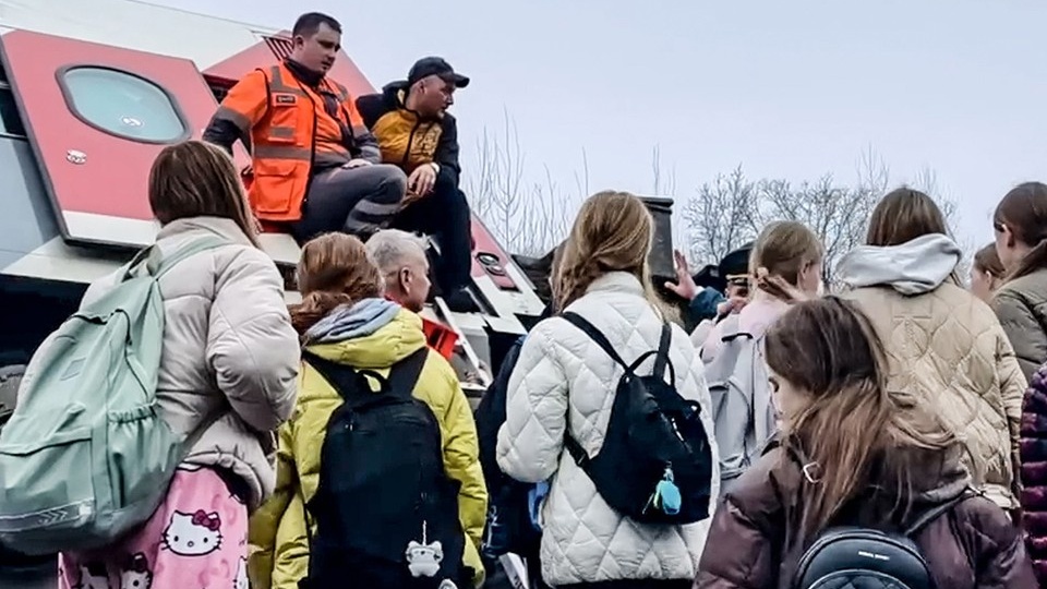 Мужчины и подростки встали в «живую цепь» и спасали детей: Хроника схода вагонов поезда в Ульяновской области 3 апреля 2026