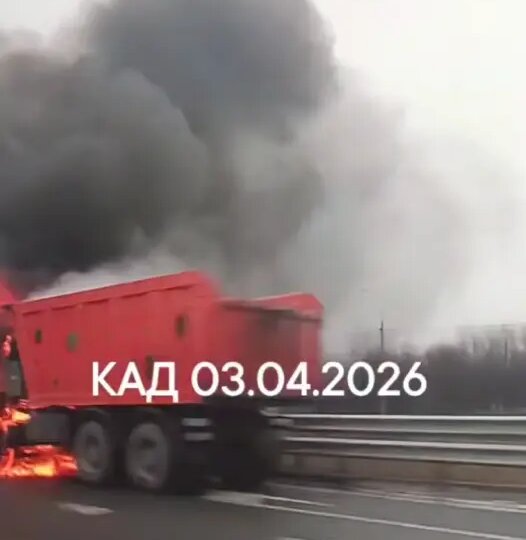«Камаз» мощно горел на КАД в Выборгском районе