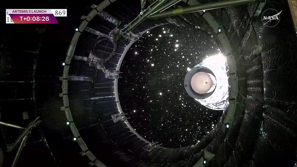    Скриншот трансляции момента отделения основной ступени миссии «Артемида II» / © NASA