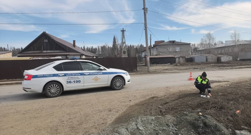 В пригороде Тагила насмерть разбился питбайкер, влетев во встречный автомобиль