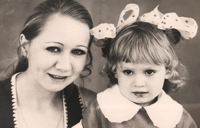 Оксана Грищук в детстве с мамой.