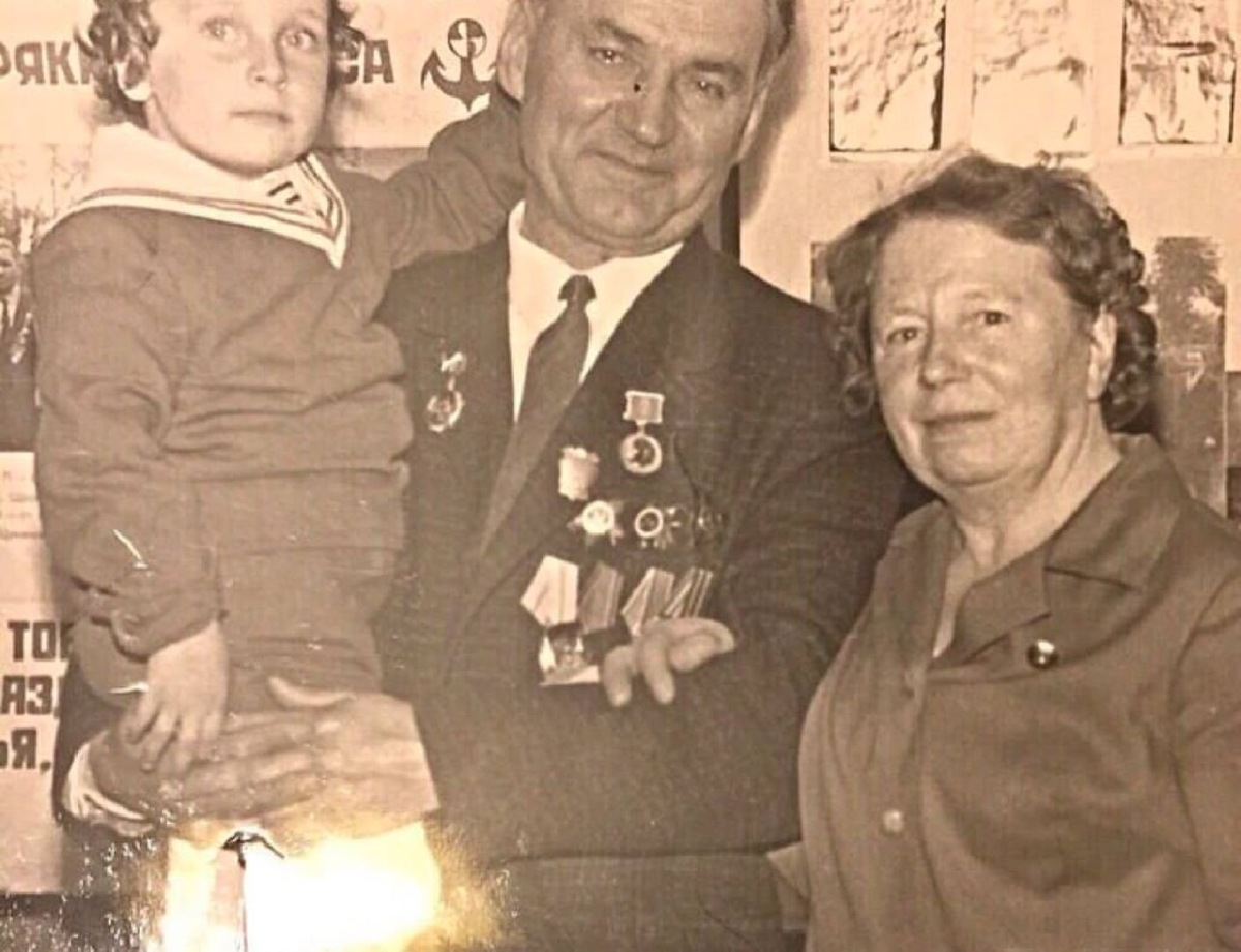    Дмитрий Нагиев с бабушкой и дедушкой (фото: Instagram* / nagiev.universal)