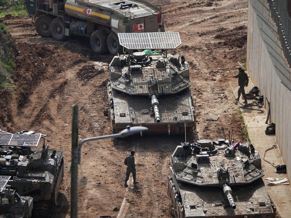    Израильские танки вблизи израильско-ливанской границы | © AP Photo / Ariel Schalit