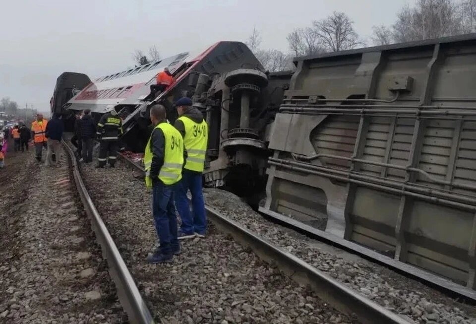    В сошедшем с рельсов под Ульяновском поезде «Москва — Челябинск» ехали четыре группы южноуральских школьников