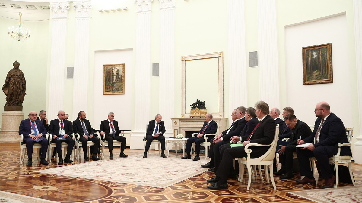   Пресс-служба президента России- Президент России Владимир Путин и премьер-министр Армении Никол Пашинян (справа налево)